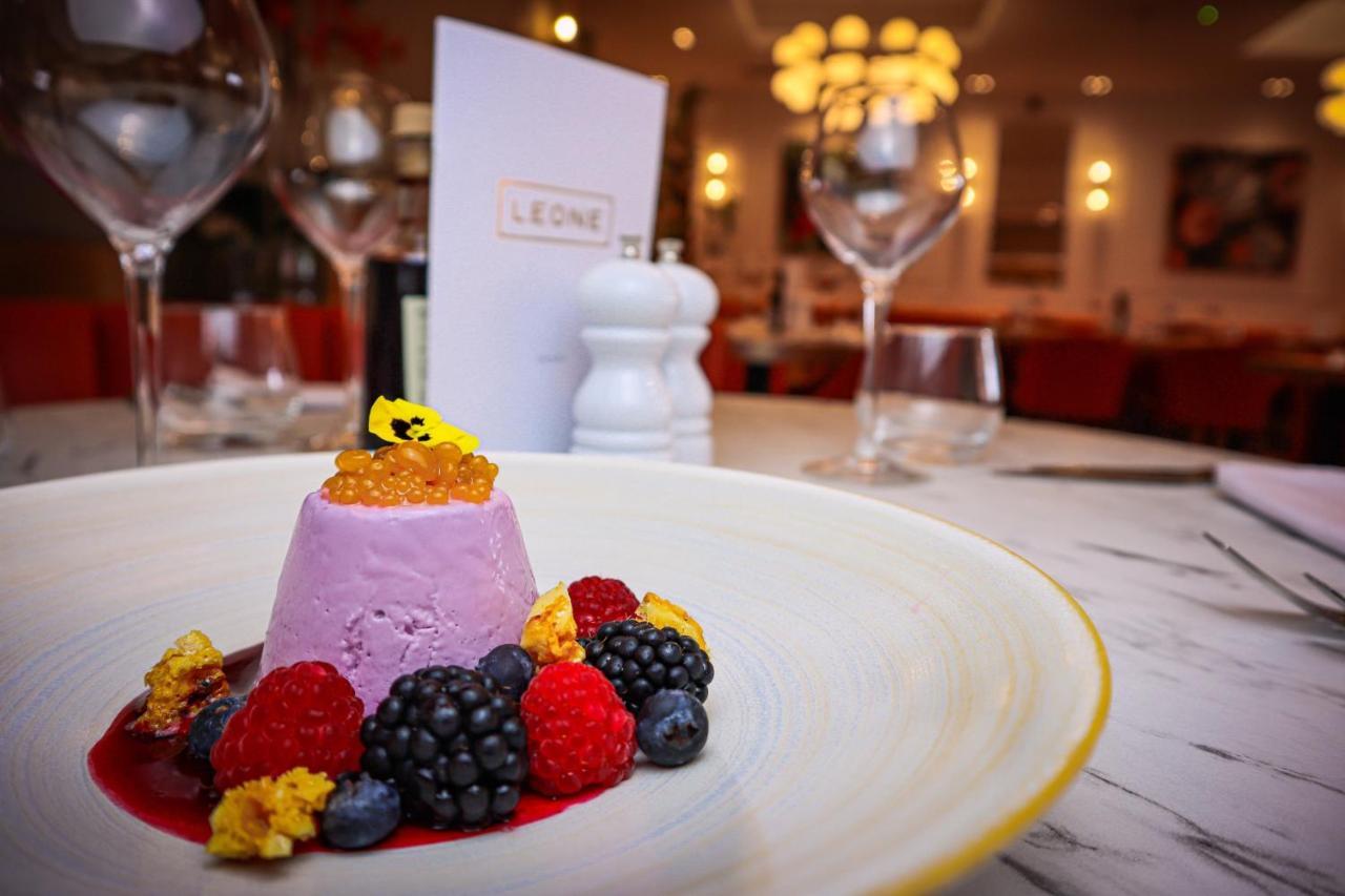 Lion & Swan Hotel Congleton Kültér fotó A dessert at Leoni